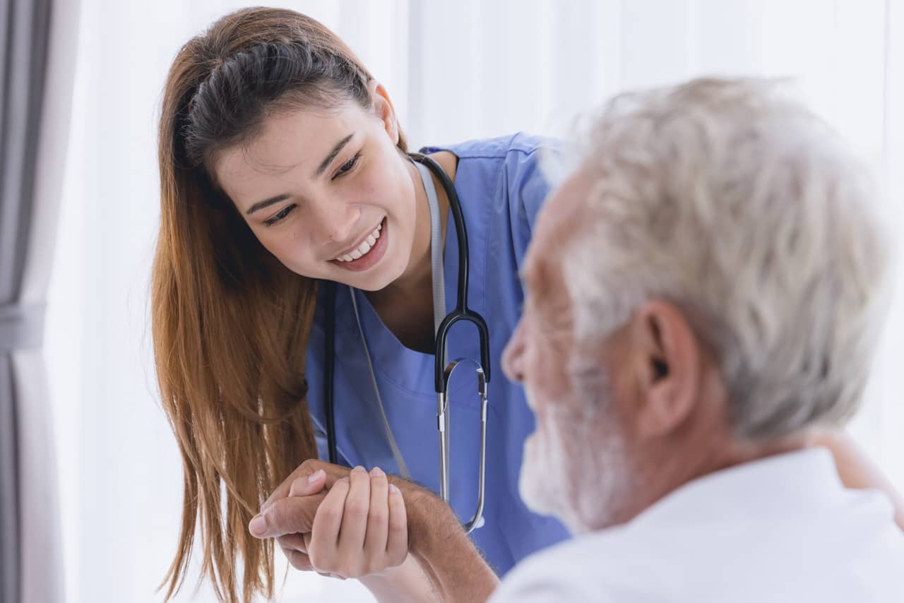 Opiekunka nad osobami starszymi w Niemczech – jak wygląda współpraca z rodziną seniora?